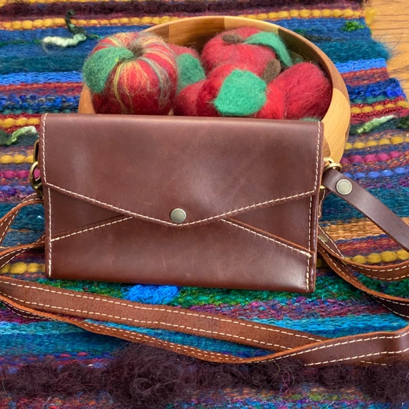 Portland Leather Goods Convertible Envelope Crossbody Bag - Picture 10 of 12